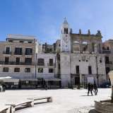 Di fronte al Sedile si trova un�antica fontana pubblica costruita da Pompeo Giordano nel 1622: � detta anche �della pigna� perch� originariamente sormontata da una pigna in bronzo